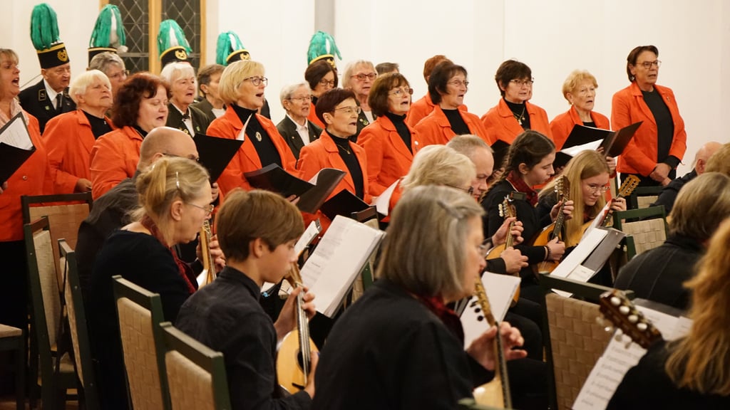 Drei Chöre singen das Bergmannslied gemeinsam mit den Gästen bei der Barbarafeier der Zielitzer Bergleute.