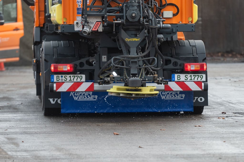 Der Deutsche Wetterdienst warnt vor glatten Straßen in Berlin. (Archivbild)