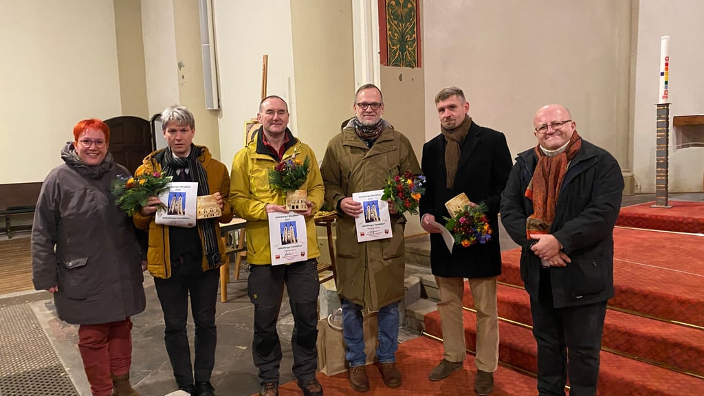 Christian Krams (v. l.), Thomas Reese, Christian Dahms und Ulf Hildebrandt wurden als Turmbläser zu den "Sudenburgern des Jahres" gewählt. Ihnen gratulierten Pfarrerin Roswitha Meißner und Michael Hoffmann. 