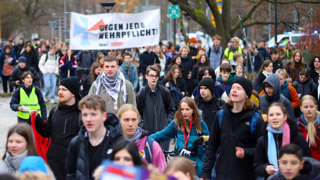 Rund 1.000 Schülerinnen und Schüler demonstrieren in Göttingen gegen das Wehrdienstgesetz.