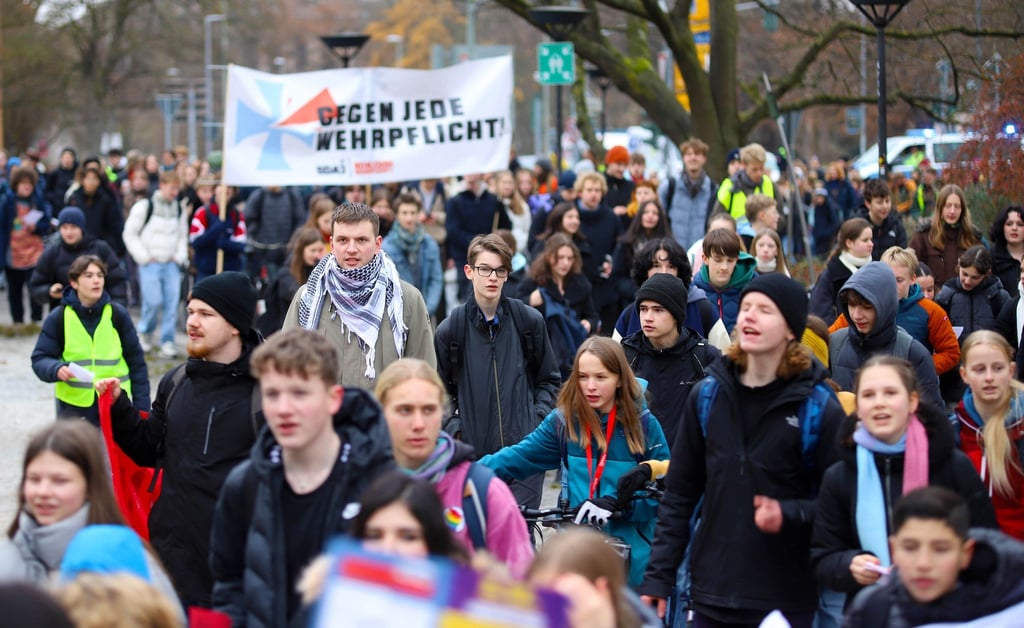 Rund 1.000 Schülerinnen und Schüler demonstrieren in Göttingen gegen das Wehrdienstgesetz.