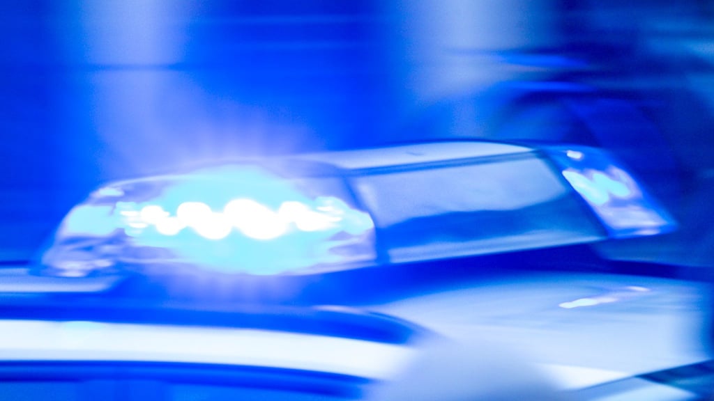 Ein Senior ist in Köthen beim Einparken gegen einen Laternenmast gefahren.