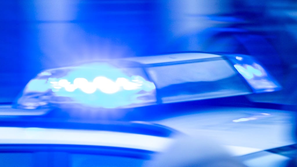 Ein betrunkener Autofahrer hat in Oschersleben Polizisten beleidigt und ein Hakenkreuz auf das Protokoll gemalt.