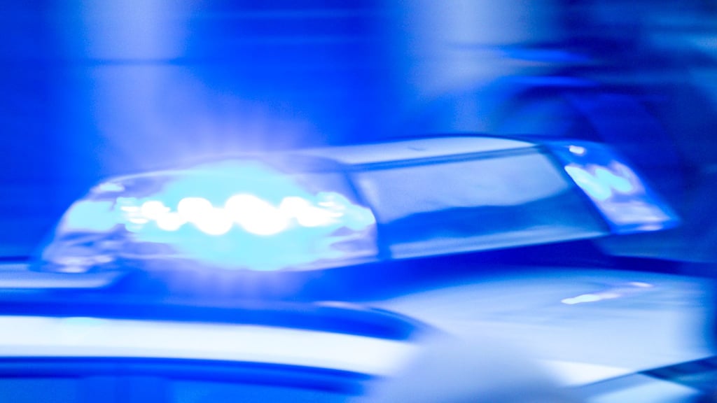 Ein Senior ist in Köthen beim Einparken gegen einen Laternenmast gefahren.