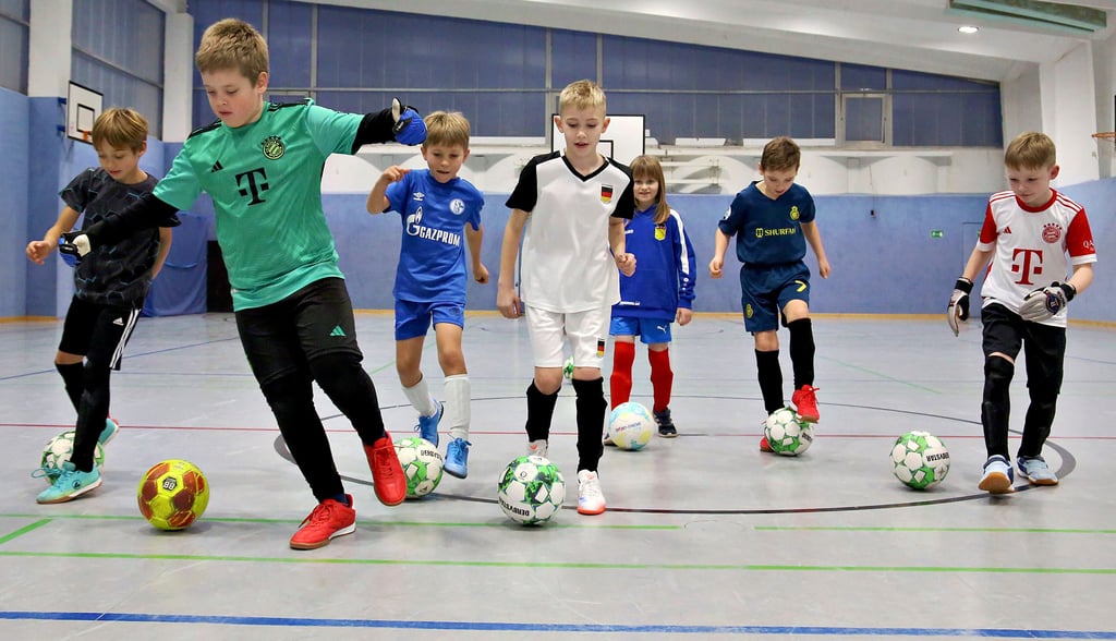 Die Jungen und Mädchen der F-Jugend der SG Neuborna nutzen die kreiseigene Sporthalle an der Töpferwiese in Bernburg zum Training, das ab Januar rund 36 Prozent teurer wird.