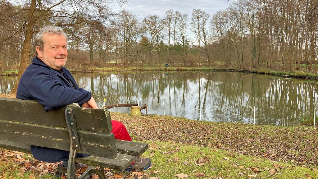 Auf einer Bank am Karpfenteich: Seit 1992 sorgt Frank Ehrmann mit seinem Team für den perfekten Weihnachtsschmaus seiner Gäste.