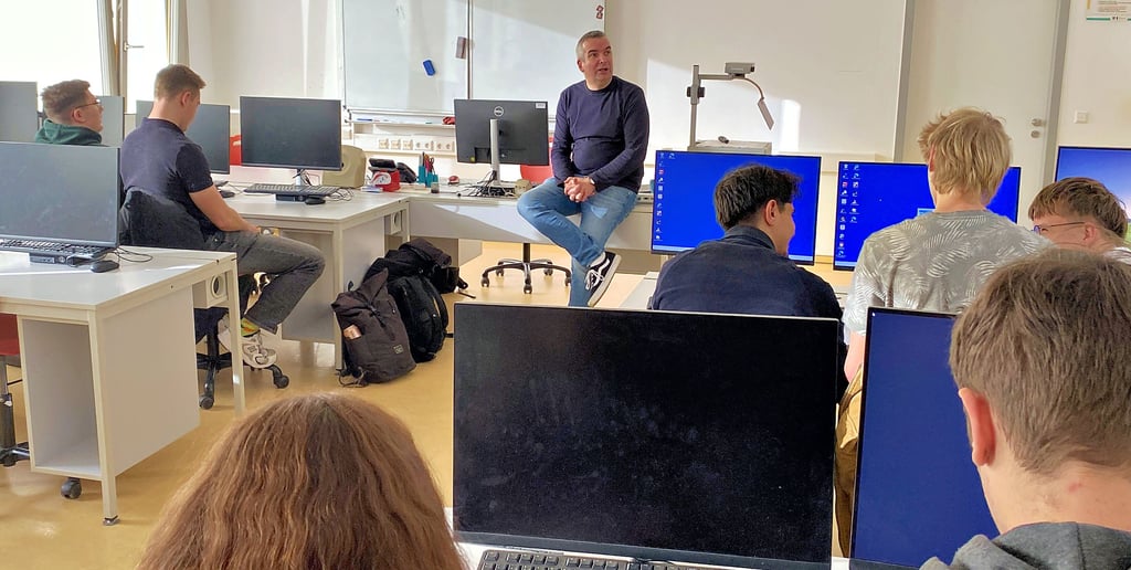 Seiteneinsteiger Nico Grzelachowski unterricht seit mehr als vier Jahren am Dr.-Carl-Hermann-Gymnasium. Hier die die Klasse 12 in Informatik. 