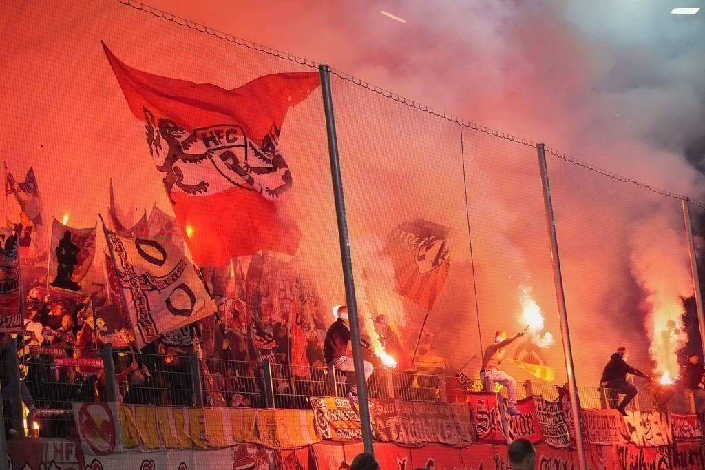 Beim Heimspiel gegen den VfL Osnabrück zündeten die HFC-Fans Pyrotechnik hinter dem Tor.