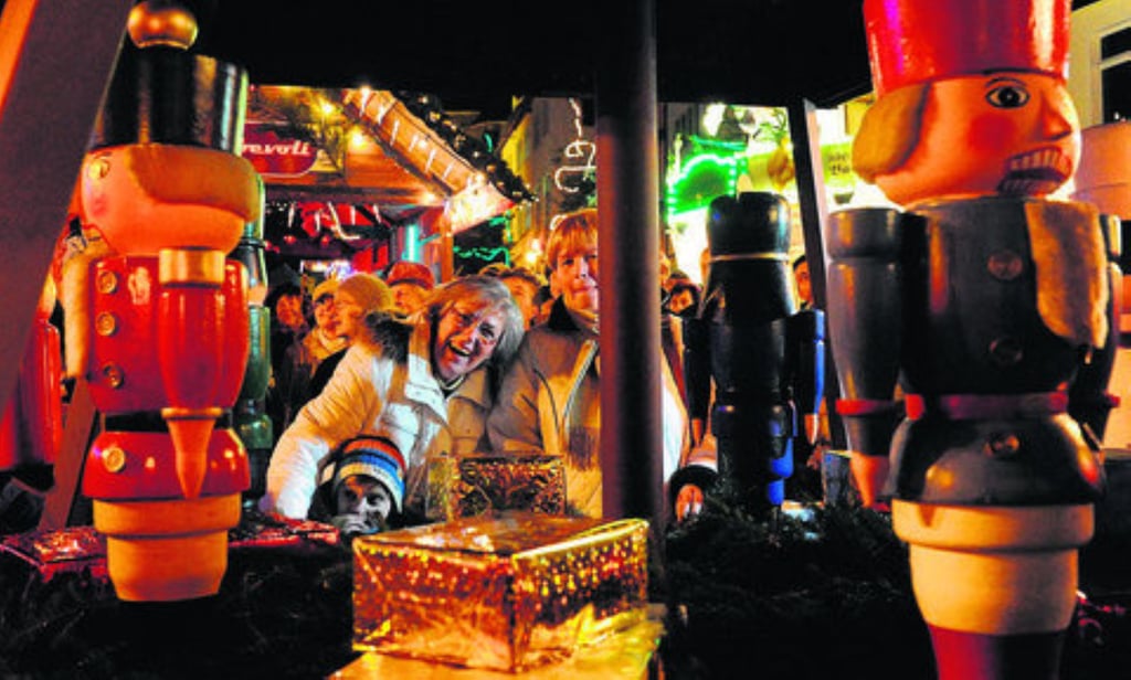 Jutta Fischer, damals Oberbürgermeisterin, schiebt 2015 auf dem Eisleber Weihnachtsmarkt die Pyramide an. Damit wird traditionell der Weihnachtsmarkt eröffnet.