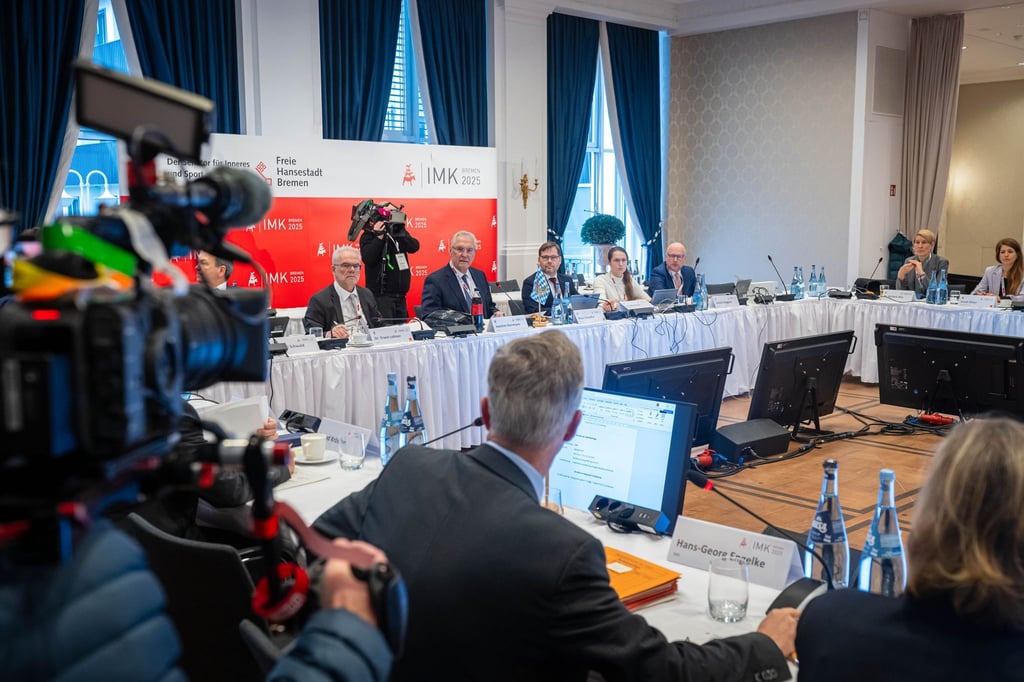 Die Innenministerkonferenz berät unter anderem über Sicherheit in Fußball-Stadien.