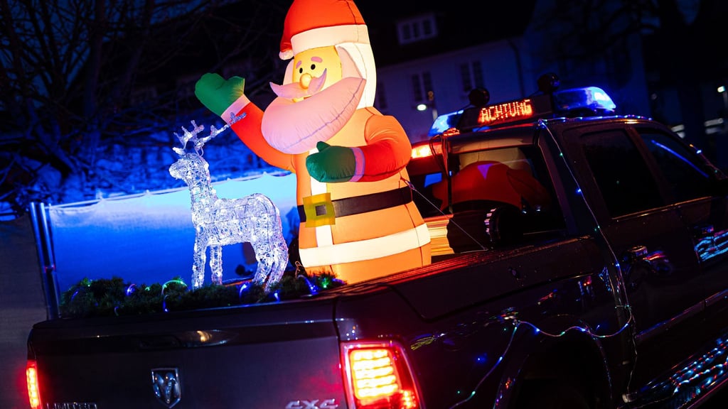 Bei Dekorationen am Auto gilt, dass keine anderen Verkehrsteilnehmer gefährdet werden dürfen.