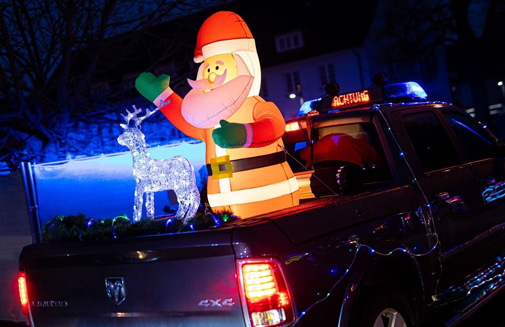 Bei Dekorationen am Auto gilt, dass keine anderen Verkehrsteilnehmer gefährdet werden dürfen.