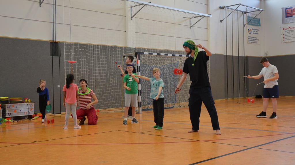 Regelmäßig trainieren Kinder in Oschersleben während der Ferien Jonglage, Akrobatik und Clownerie bei den Awolinos.