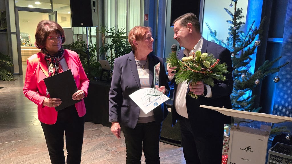 Unter anderem wurde Renate Tschöke (Mitte) für Ihr Engagement im Kreisseniorenrat Mansfeld-Südharz geehrt. Oberbürgermeister Torsten Schweiger überreichte  ihr neben einer Urkunde einen Blumenstrauß. 