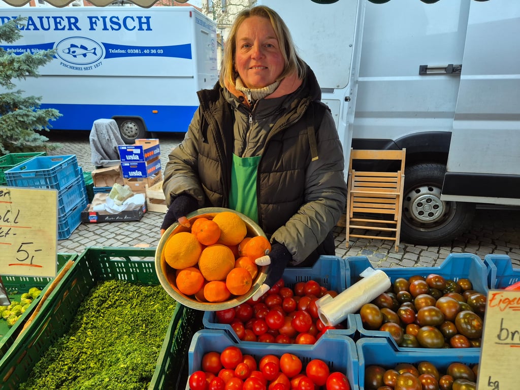Heike Risch arbeitet an dem Obst- und Gemüsestand, der schon seit über30 Jahren auf dem Burger Markt ist.