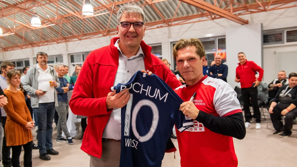 Viele Teilnehmer des Ehrenamtstags besorgten sich ein Autogramm von Darius Wosz (rechts). So auch Jörn Stauch, Vorstandsmitglied der Sparkasse Burgenlandkreis.