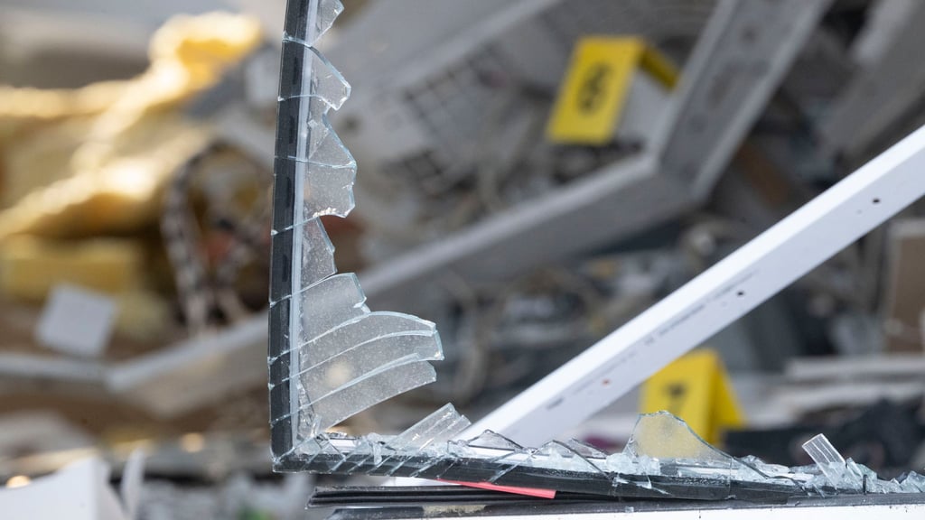 In einer Bankfiliale in Coswig ist in der Nacht zum Freitag ein Geldautomat gesprengt worden.