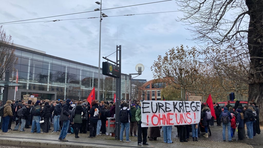 Mehrere Hundert Menschen kamen für die Demo in Erfurt zunächst auf dem Theaterplatz zusammen und zogen dann durch die Stadt.