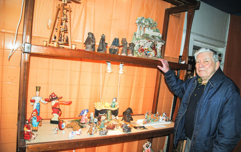 Hartmut Förster freut sich in der Vorweihnachtszeit auf viele Besucher in seinem Krippenmuseum in Lüdelsen. Hier präsentiert er eine Auswahl seiner Sammlung von Krippendarstellungen aus aller Welt.