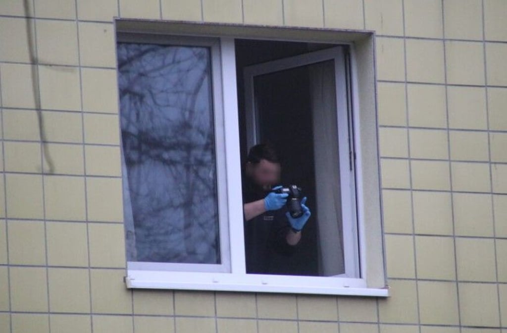 Ein Polizeibeamter dokumentiert den Unglücksort. Aus diesem Fenster war am Freitagmorgen eine siebenjähriges Mädchen gestürzt.