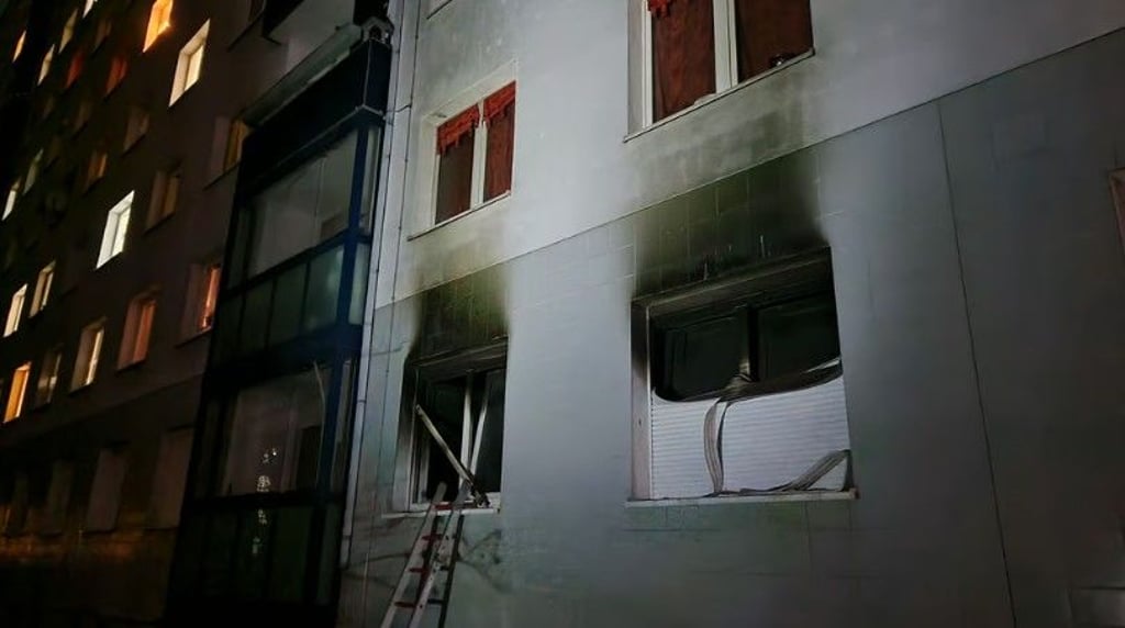 In Halle-Neustadt kam es am Donnerstagabend zu einem schweren Wohnungsbrand. Über diese Leiter wurde in höchster Not ein Mann vor den Flammen gerettet.