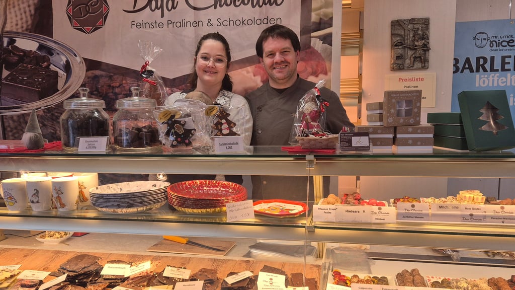 Leona Ostendorf und Jan Klüver haben ihren Schokoladen-Weihnachtsshop in Dahlenwarsleben eröffnet.
