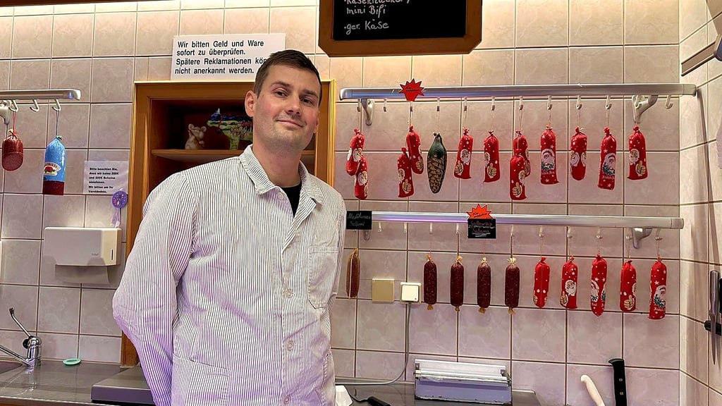 Fleischermeister Willy Hecht in seinem Geschäft in Schweinitz.