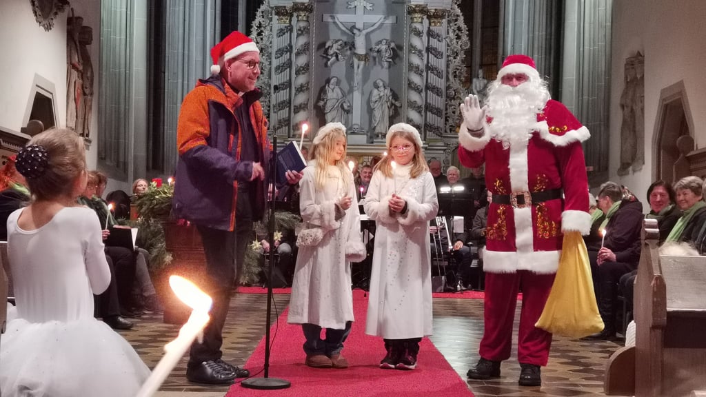 Der Weihnachtsmann persönlich schaute in der Bartholomäuskirche in Blankenburg vorbei und eröffnete am Freitagabend, 5. Dezember, mit Eckehart Winde, dem Vorsitzenden des Weihnachtsmarktvereins, und den beiden Sternthaler-Mädchen Ida und Elisabeth, den Sternthaler Weihnachtsmarkt 2025 in Blankenburg.