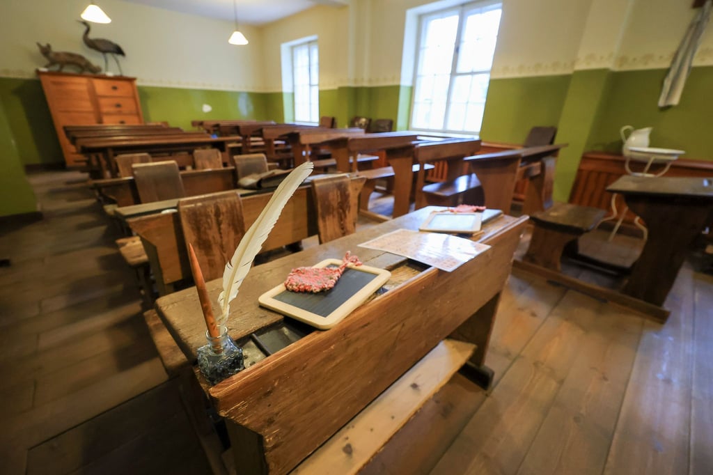 Mit zahlreichen Objekten zeigt die Sammlung, wie sich Schule und Lernen im Laufe der Zeit verändert haben.