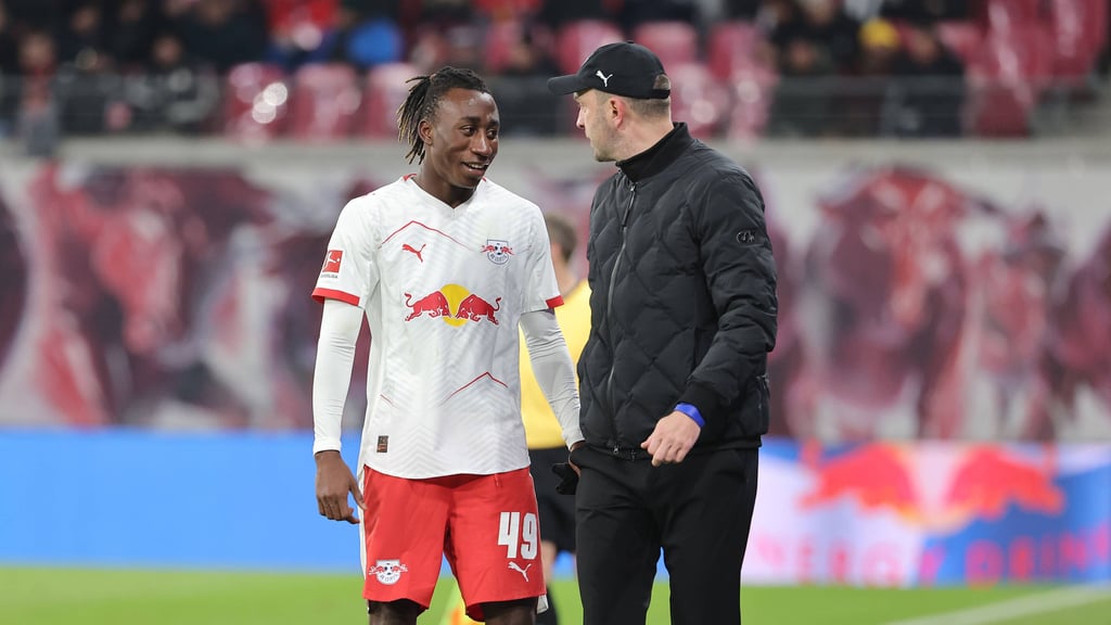 Yan Diomande (l.) spricht mit Trainer Ole Werner.