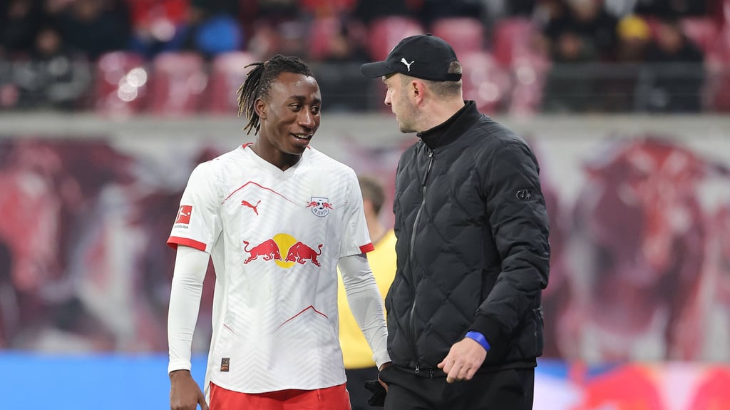 Yan Diomande (l.) spricht mit Trainer Ole Werner.