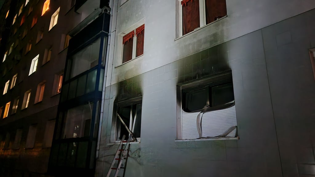 Zunächst hielt ein Wohnungsbrand die Feuerwehr am Donnerstagabend in der Otto-Dix-Straße in Halle-Neustadt in Atem.