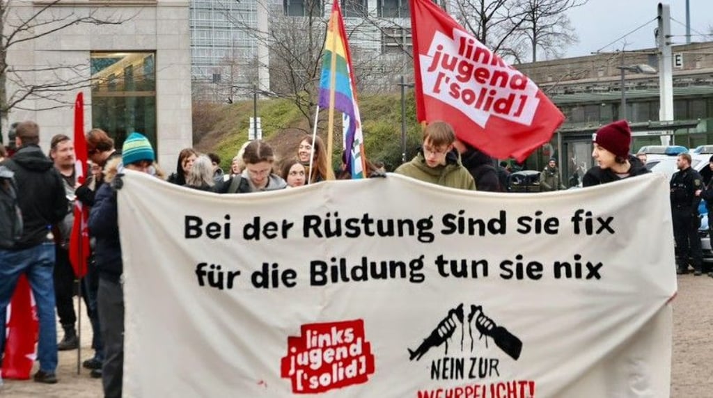 Zu wenig Geld für die Bildung: Auch das wurde vielfach kritisiert bei der Demo gegen den neuen Wehrdienst in Halle.&nbsp;
