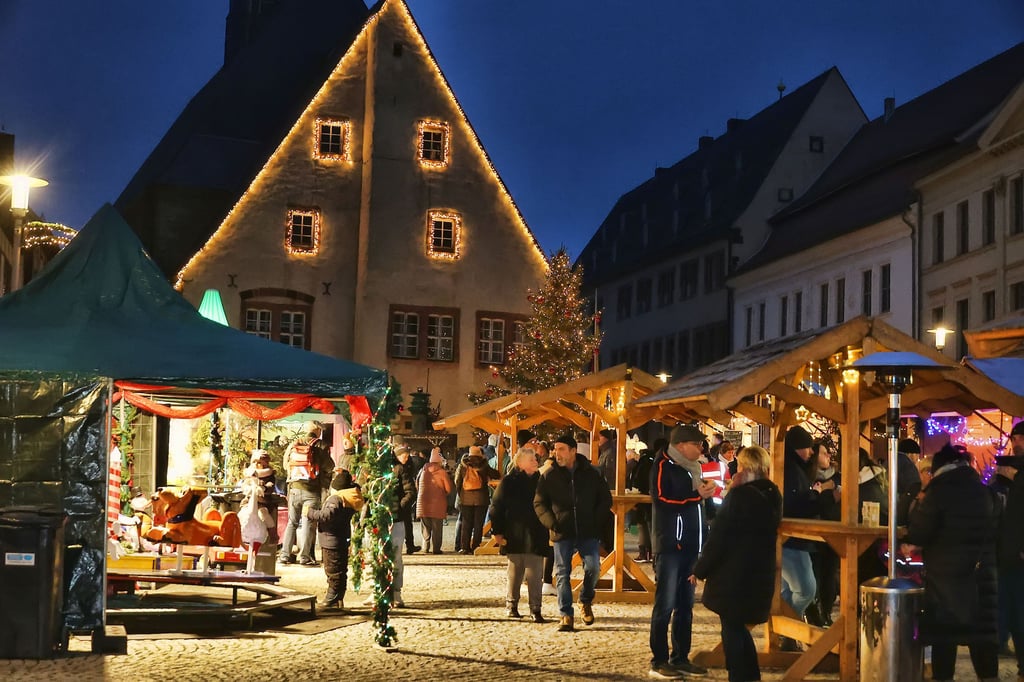 Auf dem Sangerhäuser Marktplatz herrscht eine stimmungsvolle Atmosphäre. 