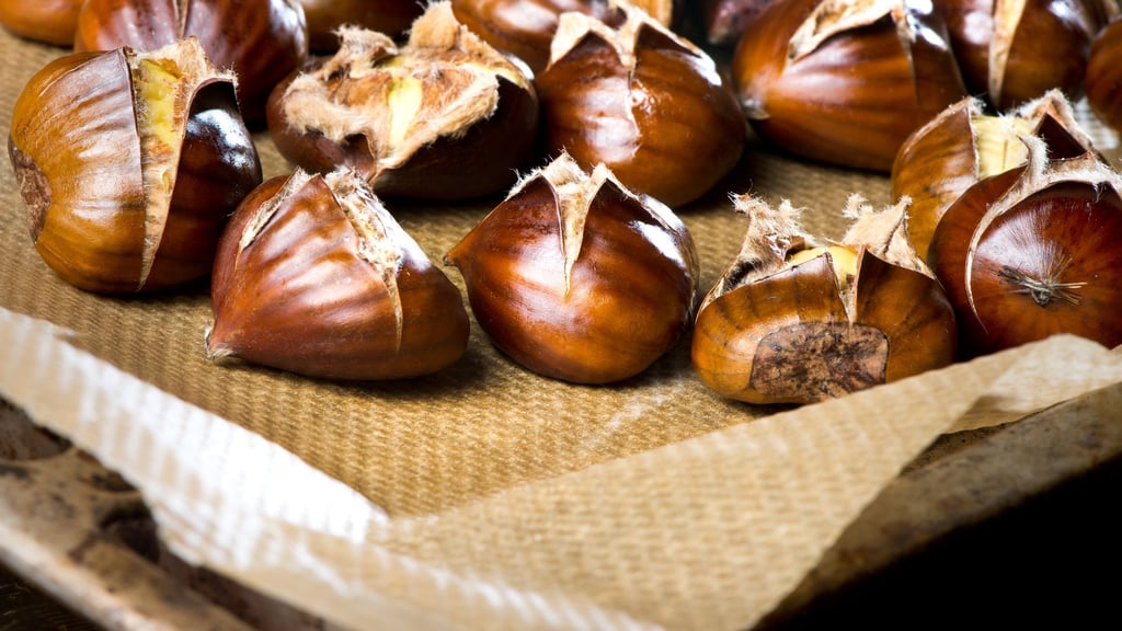 Im Backofen können Maronen selbst geröstet werden. Zuvor sollten sie mit einem scharfen Messer über Kreuz eingeschnitten werden.