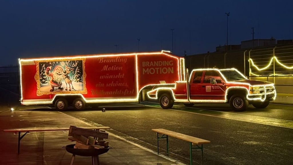 Die Motorsport-Arena in Oschersleben bietet dieses Jahr wieder ihren Weihnachtszauber an. 2024 lockten dazu auch geschmückte Lkw und Autos.