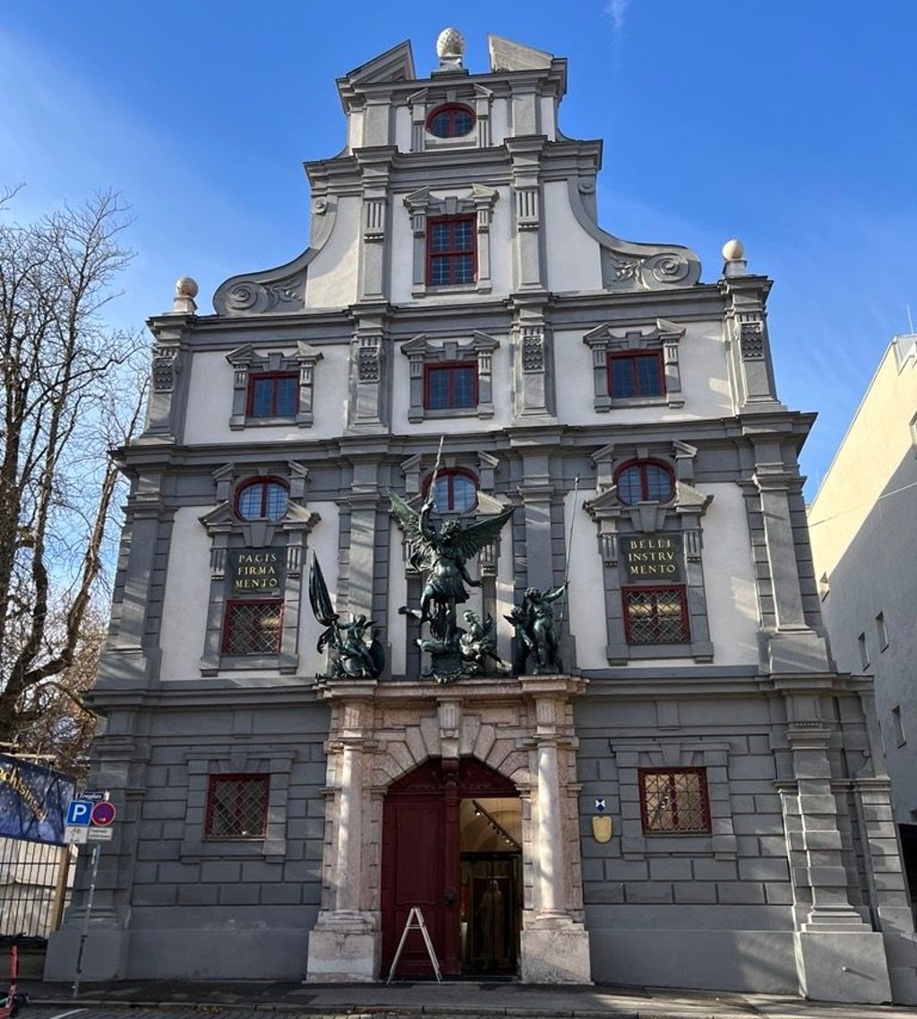 Das Welserhaus / Drei Mohren in Augsburg trägt die spannende Inschrift: „Pacis firma mento, belli instrumento“.