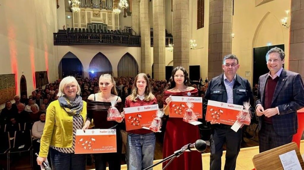 Wurden stellvertretend für alle Ehrenamtlichen auf der Bühne von OB Vogt (rechts) und Karen Leonhardt (links) von der Freiwilligenagentur geehrt (von links): Franziska Berner von der Hallianz Jugendjury, Annabelle Fiedler und Samita Aktas (beide Stadtschülerrat) sowie Jan Zenker (THW).