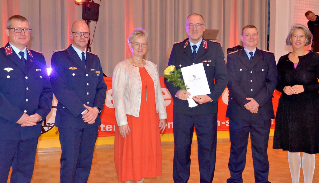 Matthias Gärtner (Mitte) ist im Beisein von Oberbürgermeisterin Silvia Ristow (Die Linke) und der Wehrleitung  von Ministerin Tamara Zieschang (rechts) mit der Feuerwehrspange des Landes ausgezeichnet worden.