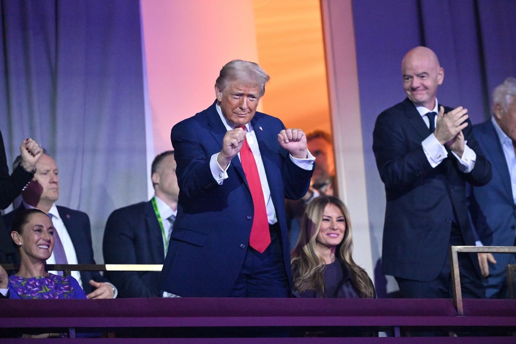Donald Trump tanzt auf der Tribüne bei der WM-Auslosung.