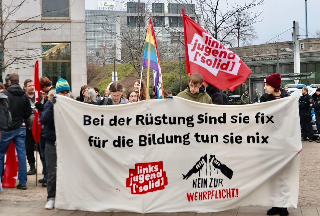 Zu wenig Geld für die Bildung: Auch das wurde vielfach kritisiert bei der Demo gegen den neuen Wehrdienst in Halle. 