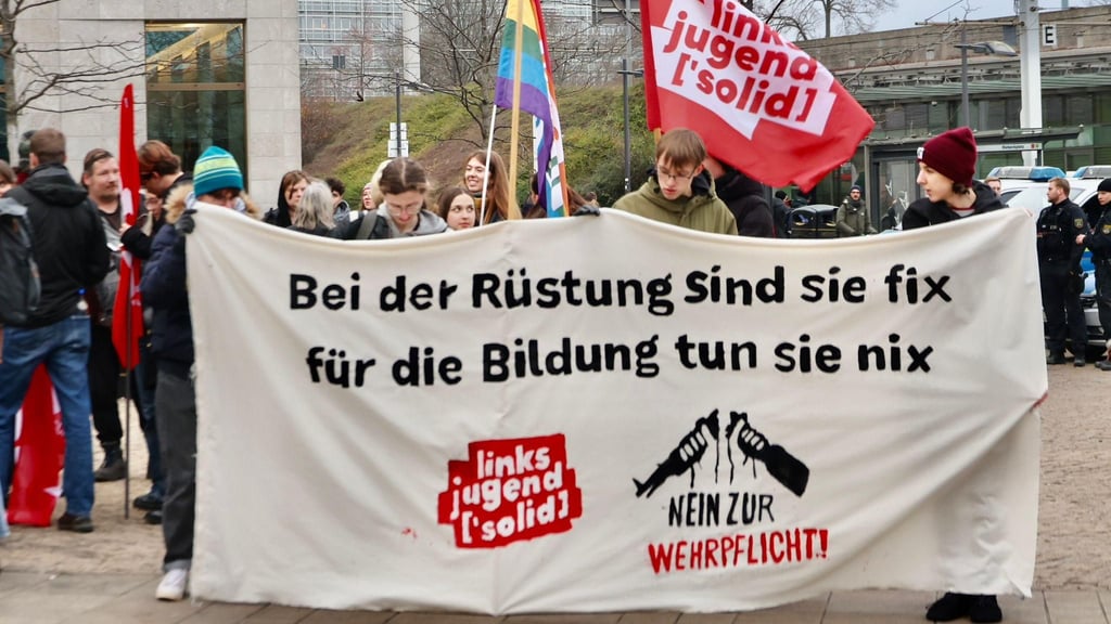 Zu wenig Geld für die Bildung: Auch das wurde vielfach kritisiert bei der Demo gegen den neuen Wehrdienst in Halle. 