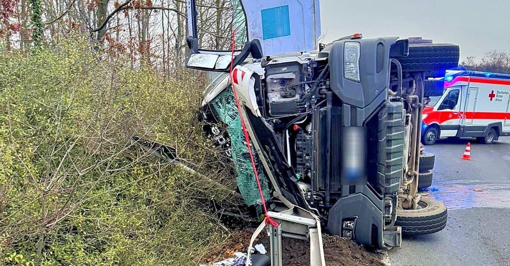 An der Zufahrt zur Zuckerfabrik Könnern kippte der vollbeladene Lkw um. 