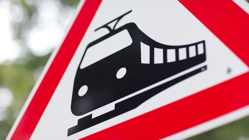 Es gab einen Unfall an einem Bahnübergang bei Erfurt. (Symbolbild)