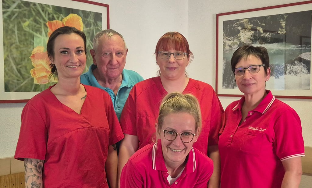 „Eine Praxis steht und fällt am Tresen“, sagt Dr. med. habil. Detlef Fichtner, hier im Bild mit seinem Praxisteam: Schwester Anne (v.), Ines, Ivonne und Victoria (v. r.)