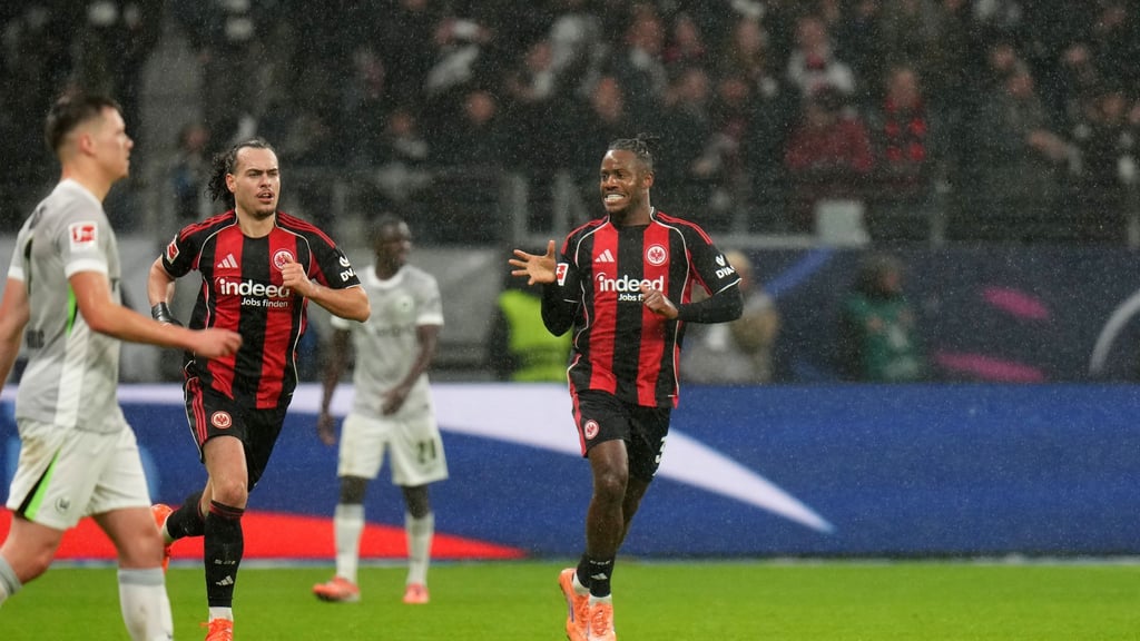 Michy Batshuayi (Eintracht Frankfurt, r.) jubelt nach einem Treffer. In Leipzig musste er verletzt vom Platz. (Archivbild)