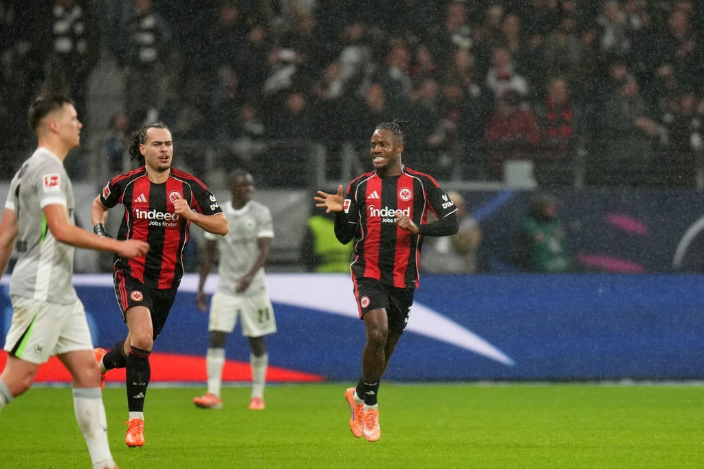 Michy Batshuayi (Eintracht Frankfurt, r.) jubelt nach einem Treffer. In Leipzig musste er verletzt vom Platz. (Archivbild)