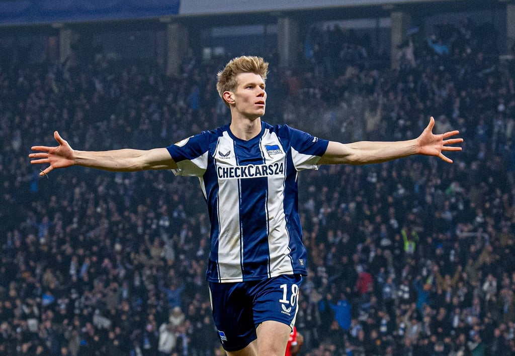 Luca Schuler, Ex-Magdeburger und heutiger Hertha-Stürmer, bejubelt seinen Treffer im DFB-Pokal.