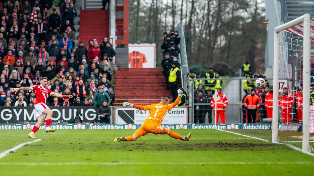Erik Engelhardt (l) erzielt die Führung für Energie Cottbus