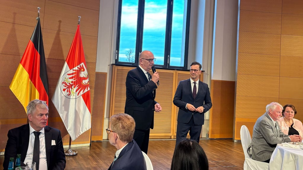 Einmal im Jahr bedankt sich Brandenburgs Ministerpräsident Dietmar Woidke (SPD) bei ehrenamtlichen Helfern.